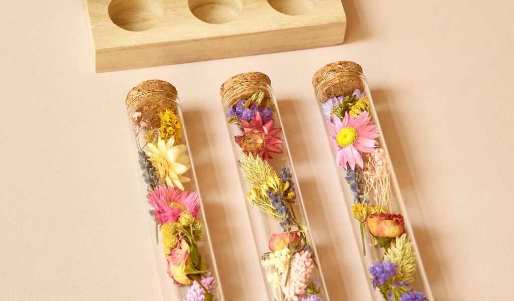 Dried_flower_floral_arrangement_with_wooden_base